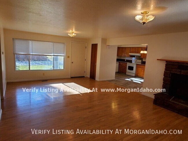 Foto del edificio - Plenty of storage, sun room, and more!