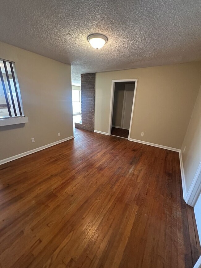 Foto del edificio - Bright 4BR Home with Fenced Yard, Hardwood Floors & Garage on Rankin St