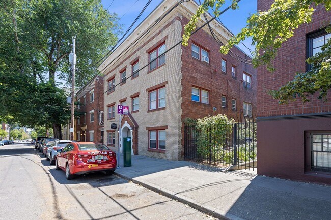 Foto del edificio - Exceptional Value: Charming Portland Studio ($1,100)