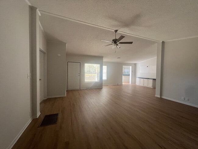 Foto del edificio - LEASING NOW FOR OCTOBER 2025!