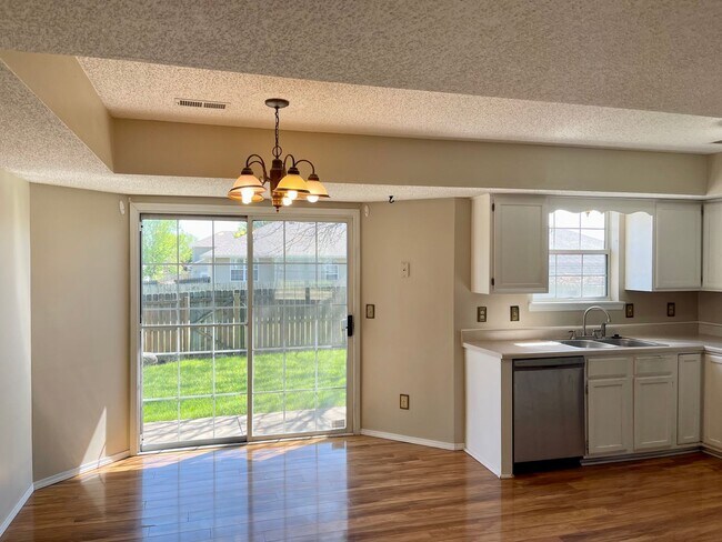 Foto del edificio - Beautiful 2 story, 5 bedroom, 3 bath home available NOW!