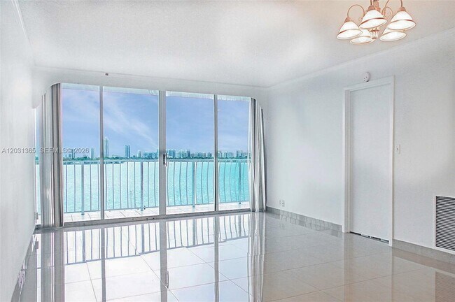 Foto del edificio - 7601 E Treasure Dr