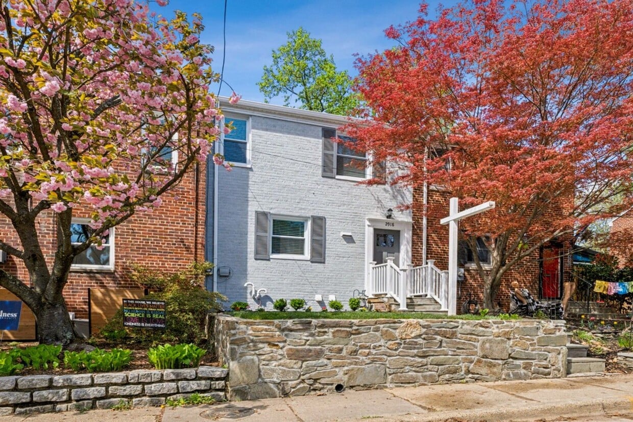 Primary Photo - Charming 3 Bed 2.5 Bath Interior Townhome ...