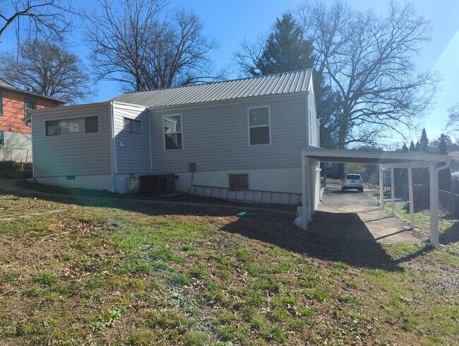 Building Photo - Great Rossville Family Home