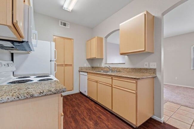 Building Photo - T1117