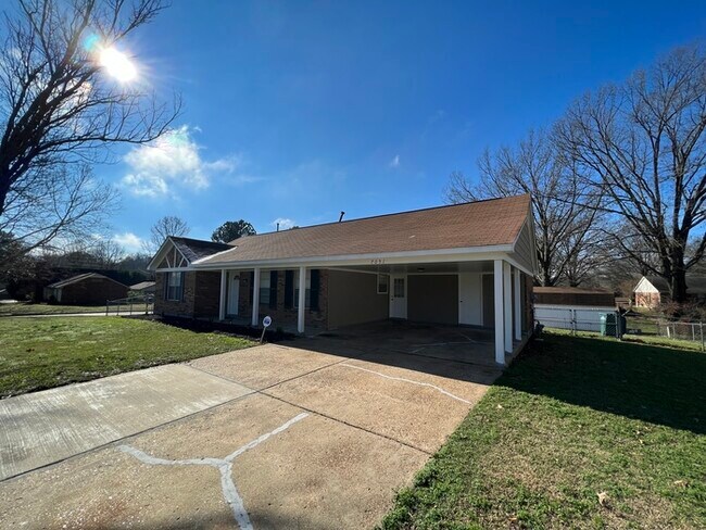 Building Photo - 7051 Lake Forest Dr N Walls, MS  38680