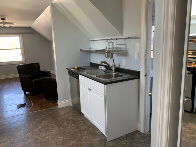Photo du bâtiment - Contemporary 1-Bedroom Legal Apartment for Rent in Oshawa