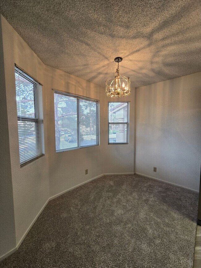 Foto del edificio - A Nicely Remodeled 2 Bedroom upstairs unit...