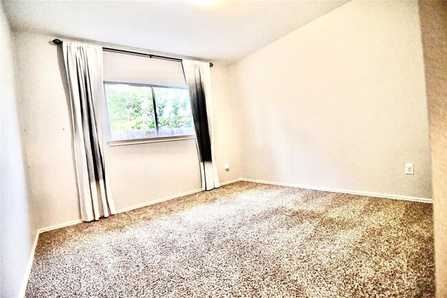 Building Photo - 905 Purple Martin Ct