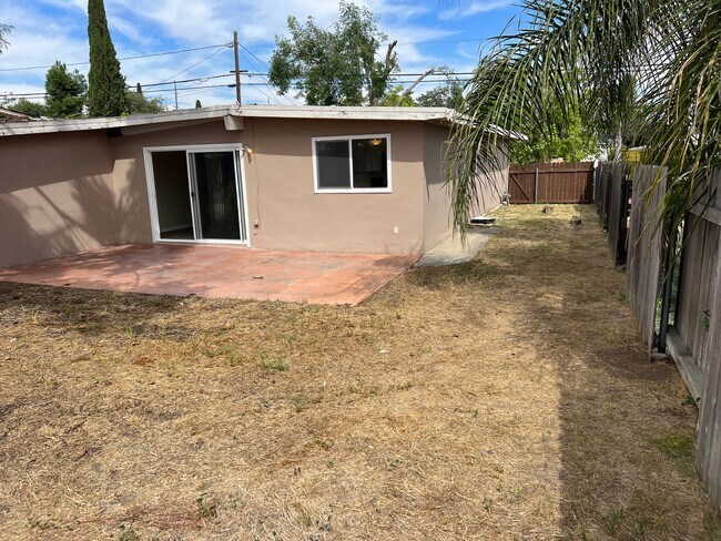 Foto del edificio - Updated 3BR/2BA home w/yard and garage in ...