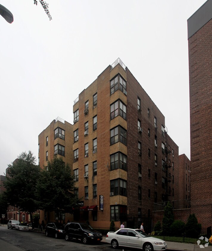 Foto del edificio - 89-05 Elmhurst Ave