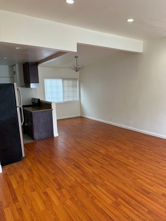 Foto del edificio - 3126 Roberts Ave