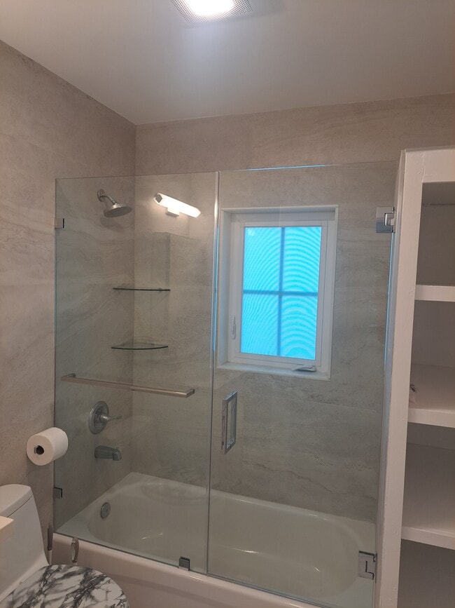 Full bath with tub - 912 NE 81st St Apartments