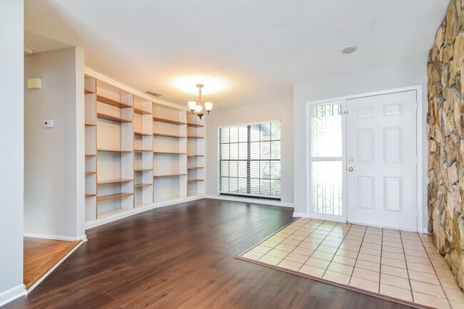 Foto del edificio - 3819 Cloverhill Ct