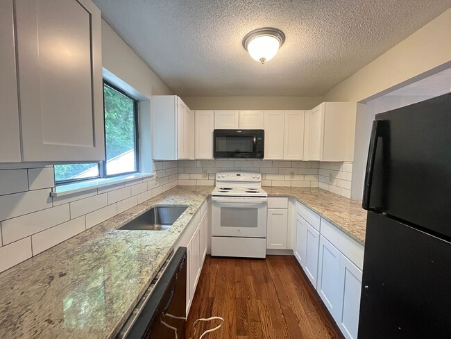 Building Photo - 2 Bed/ 1 Bath- Renovated Duplex Condo W/ G...