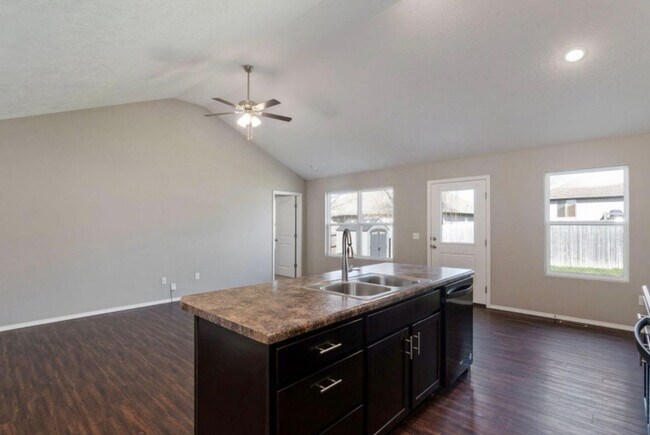 Foto del edificio - 4 Bedroom | 2 Bathroom | 3 Car Garage| Republic MO | Fenced Backyard!