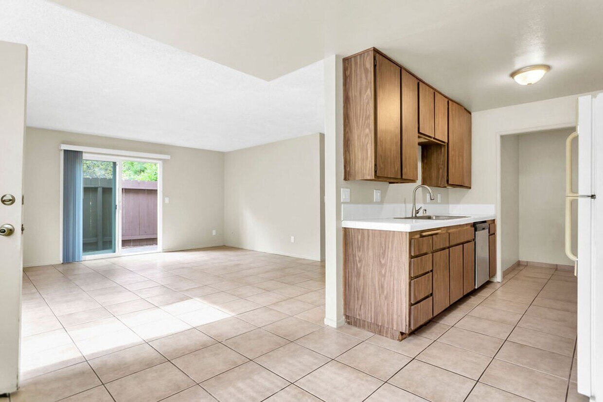 Foto principal - Great three bedroom/two bath single level corner townhome in UTC!