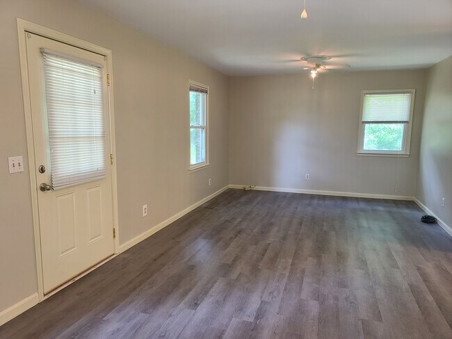 Foto del edificio - 2808 Old Greensboro Rd