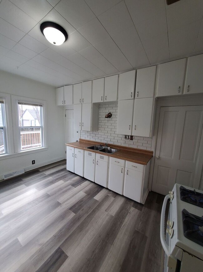 Building Photo - 2 Bedroom Single Family