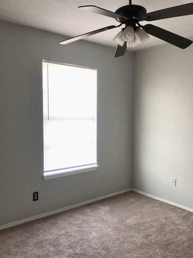 Foto del edificio - 901 NW Summercrest Blvd