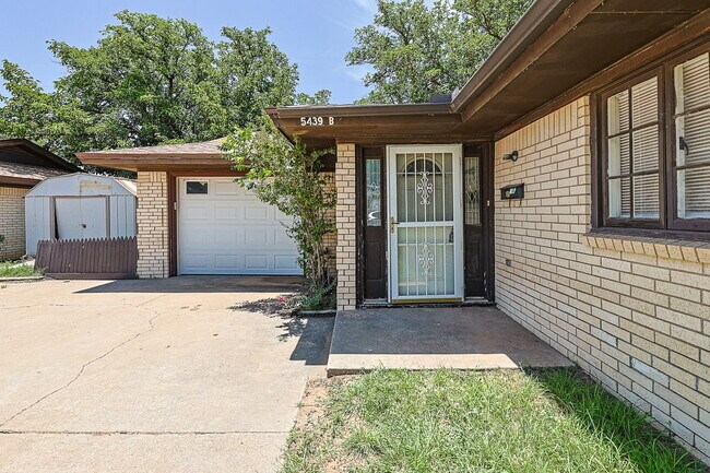 Building Photo - "Charming 2-Bedroom Duplex in Lubbock with 2 Full Baths and 1180 Sq Ft of Comfortable Living!"