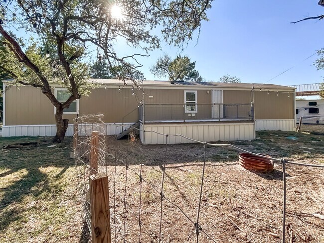 Foto del edificio - Move-In Ready Home Near Canyon Lake – Fres...