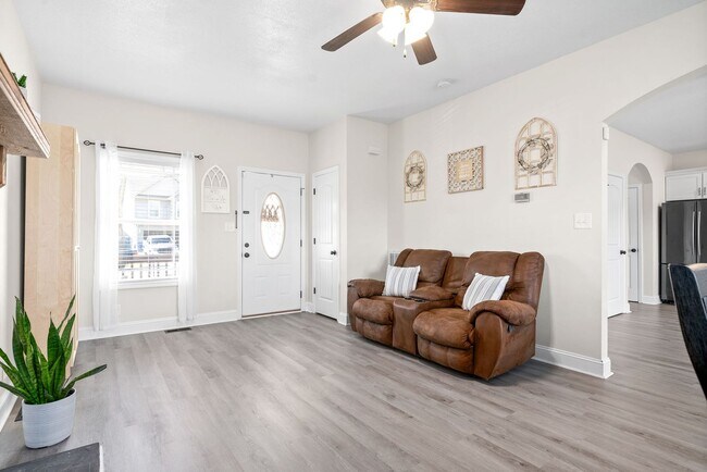 Building Photo - Pet Friendly Three Bedroom with Bonus!