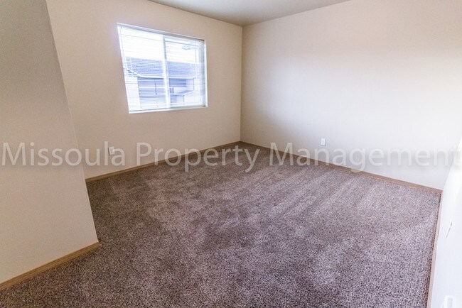 Building Photo - Top Floor 2 Bed with Balcony and Storage!