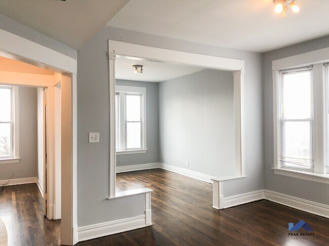 Building Photo - 2647 N Fairfield Ave