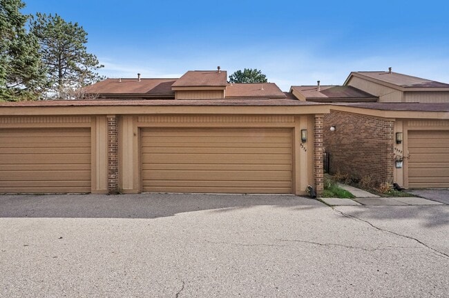 Building Photo - Available now 11/17/23 3 BED / 2.5 BATH CO...