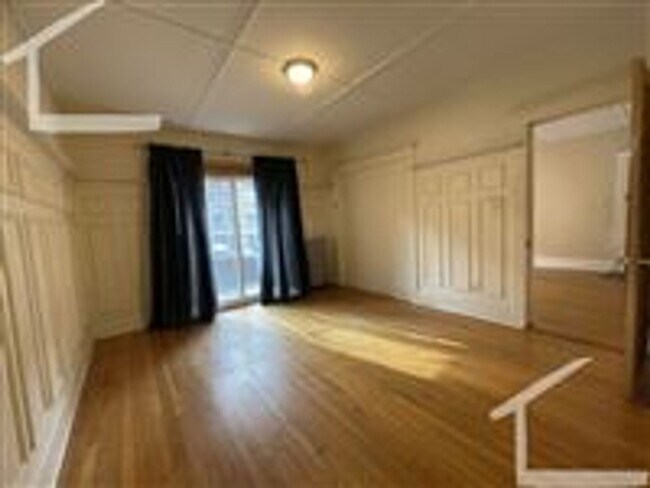 Building Photo - 196 Kelton St