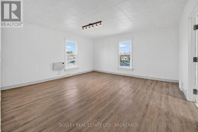 Building Photo - 242 Mary St