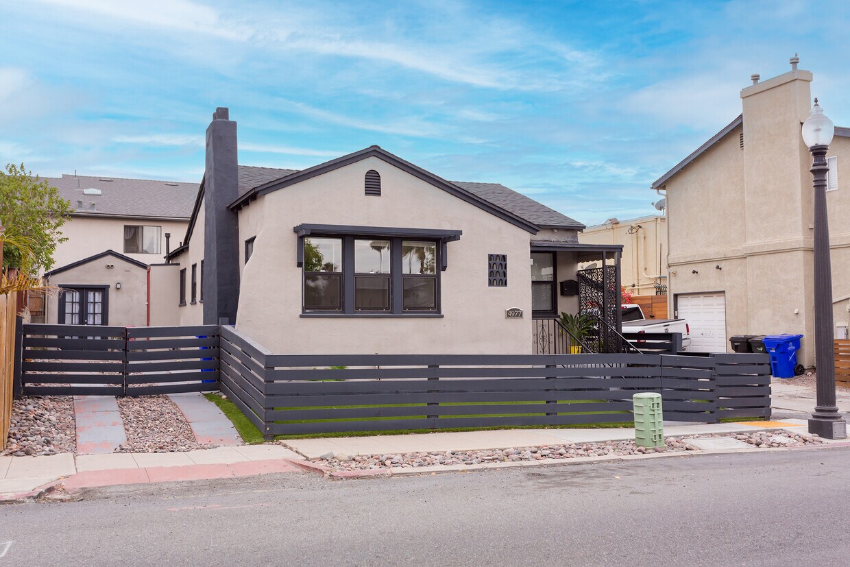 Primary Photo - 4977 Monroe Ave