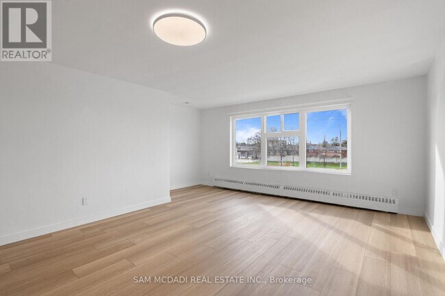 Photo du bâtiment - 1018 Burnhamthorpe Rd E