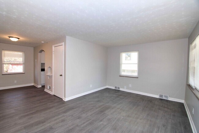 Building Photo - 4 bed 1 bath Updated Home