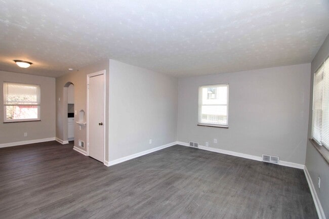 Foto del edificio - 4 bed 1 bath Updated Home