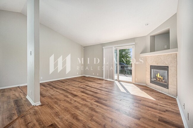 Building Photo - Bellevue Split Entry