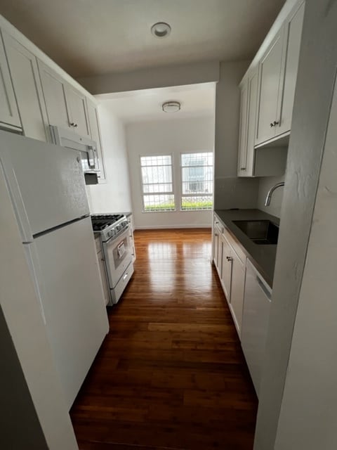 Building Photo - 124 S Elm Dr