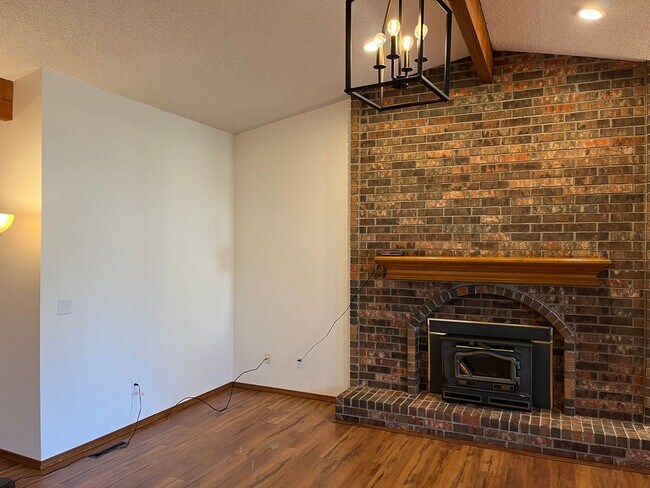 Building Photo - Head-turning Style, Extraordinary Location.
