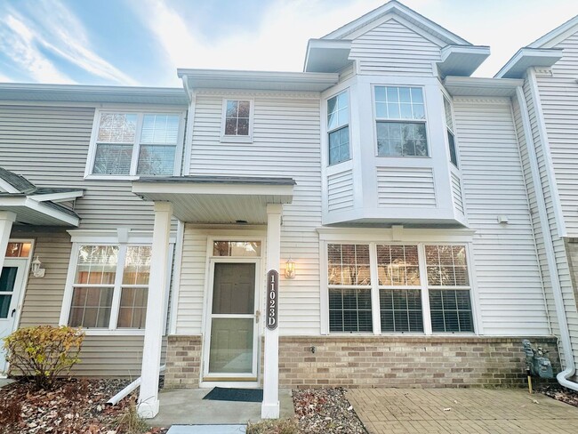 Building Photo - Fantastic two-story townhome w/ pool in de...