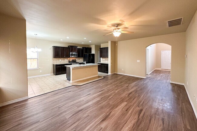 Foto del edificio - Stunning 5BD, 2 1/2 BTH Home Seconds away from John Kilpatrick Turnpike in YUKON!