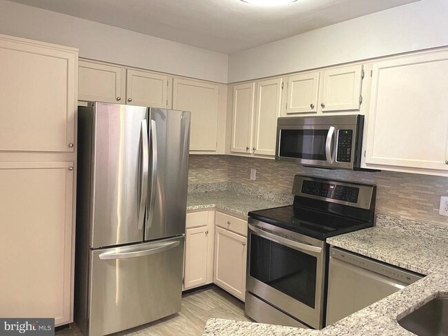 Building Photo - 1100 Quaker Hill Dr