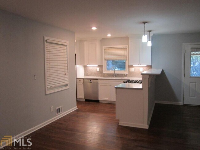 Building Photo - 1060 Delmont Terrace