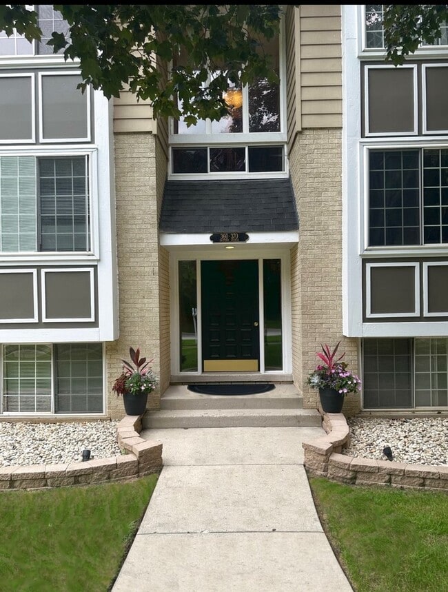 Building Photo - 370 S Eastern Ave