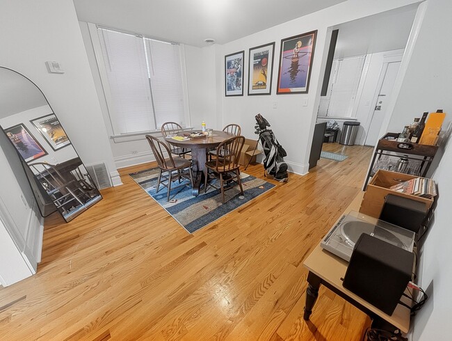 Building Photo - Large 2 BR/ 1 BA in Fantastic Wicker Park Location
