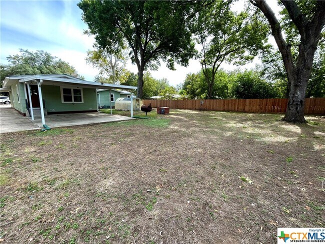 Building Photo - 875 E Torrey St