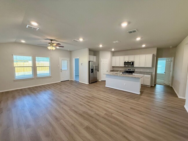 Building Photo - Brand-new 3-bedroom, 2-bathroom home in Lo...