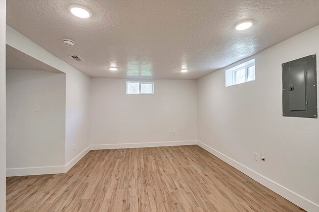 Building Photo - 690 600 W