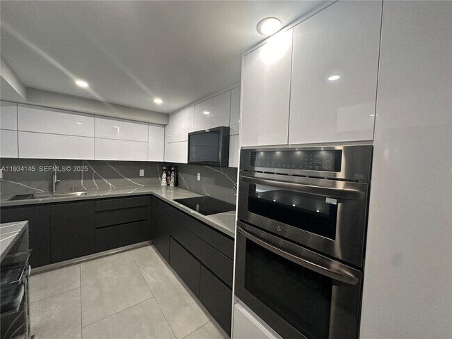 Building Photo - 600 Parkview Dr