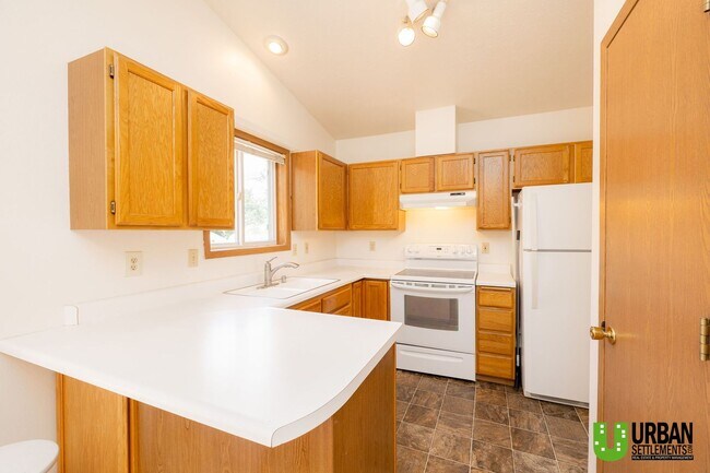 Building Photo - 3 bedroom, 2 bathroom home located on the ...